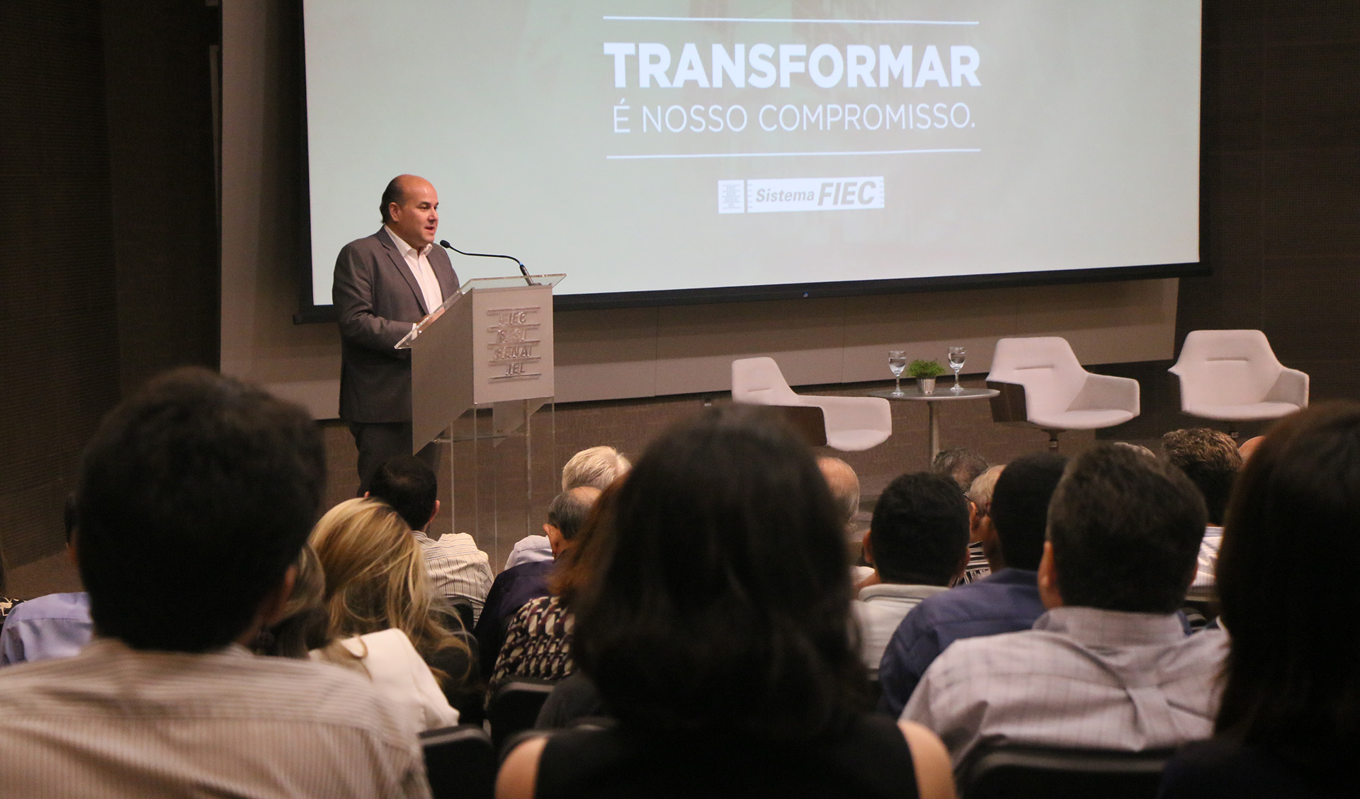 prefeito roberto cláudio discursa em um palco